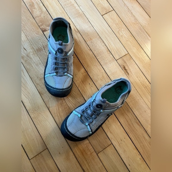 Stylish Gray Women's Sneakers - Picture 1 of 6